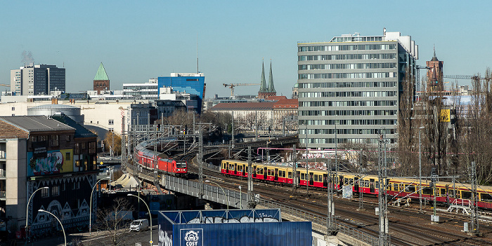 Blick aus dem Moxy Berlin Ostbahnhof: Bahnstrecke Ostbahnhof - Jannowitzbrücke Märkisches Museum Nikolaikirche Rotes Rathaus