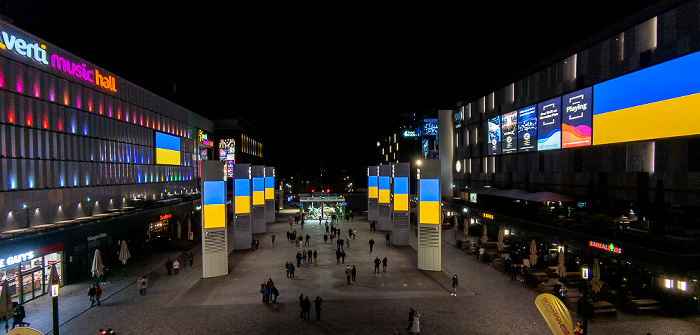 Mercedes-Benz Arena: Genesis Berlin Blick von der Mercedes-Benz Arena auf den Mercedes Platz