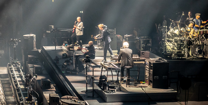 Mercedes-Benz Arena: Genesis Berlin V.l.: Daryl Stuermer, Phil Collins, Mike Rutherford, Tony Banks