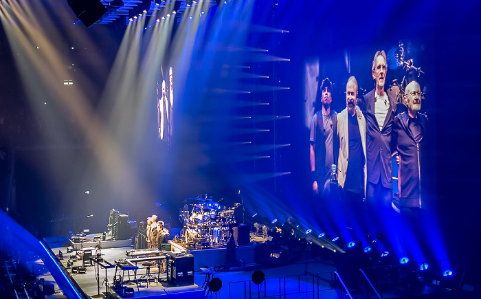 Mercedes-Benz Arena: Genesis Berlin V.l.: Daniel Pearce, Daryl Stuermer, Mike Rutherford, Phil Collins