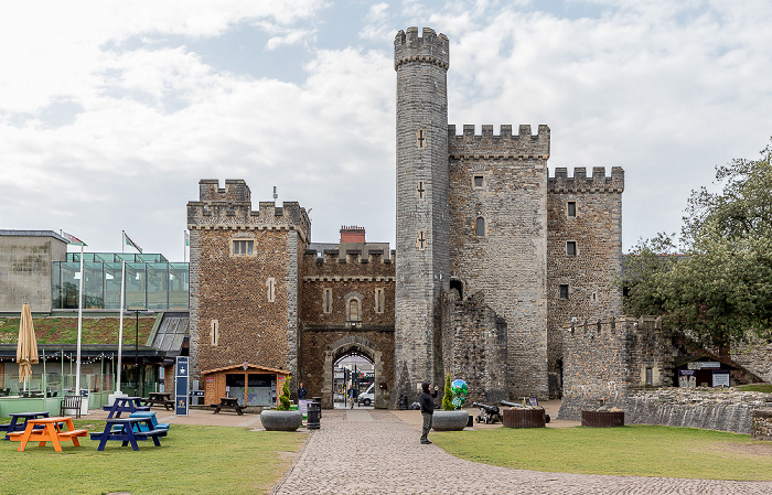 Cardiff Castle: Besuchszentrum, Barbican Tower, South Gate, Black Tower