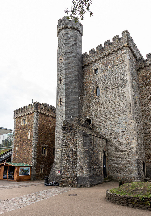 Cardiff Castle: Barbican Tower (links), Black Tower Cardiff