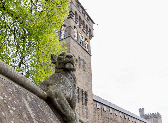 Cardiff Castle Street: Animal Wall - Lioness (Löwin) Cardiff Castle