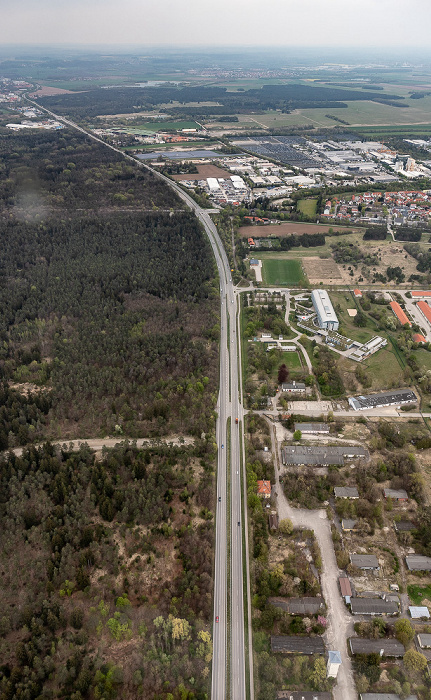 Luftbild aus Zeppelin: Ingolstädter Landstraße (Bundesstraße B 13), Christoph-Probst-Kaserne (Zentrales Institut des Sanitätsdienstes der Bundeswehr München) (Bildmitte), Hochbrück (oben) Garching bei München