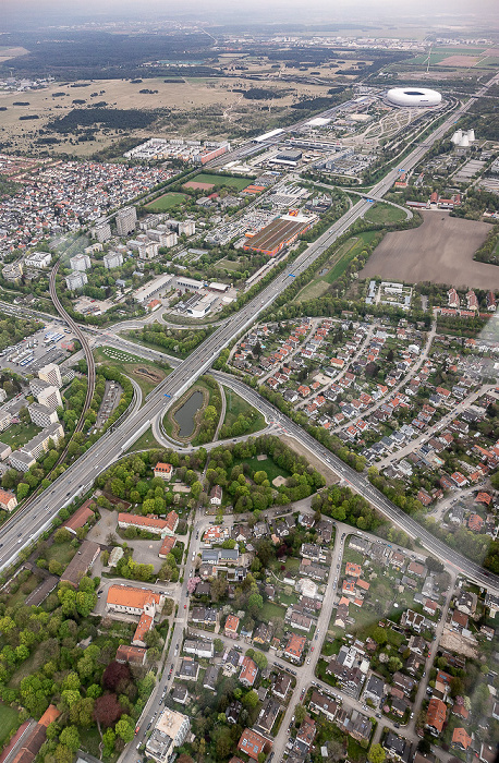 Luftbild aus Zeppelin: Schwabing-Freimann, Bundesautobahn A 9 mit der Anschlussstelle München-Freimann (unten) und der Anschlussstelle München-Fröttmaning-Süd München