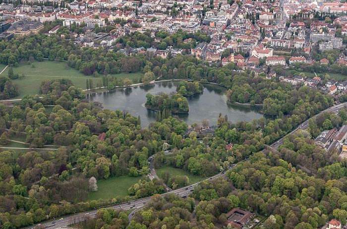 München Luftbild aus Zeppelin: Schwabing-Freimann - Englischer Garten mit Kleinhesseloher See (Königsinsel unten, Kurfürsteninsel) Biergarten Seehaus Isarring