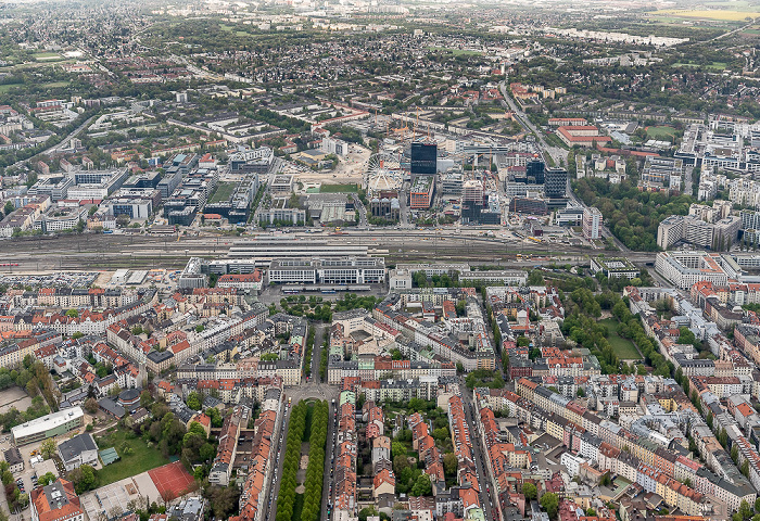 Luftbild aus Zeppelin: Au-Haidhausen mit dem Franzosenviertel (unten), Ostbahnhof, Berg am Laim mit dem Werksviertel München