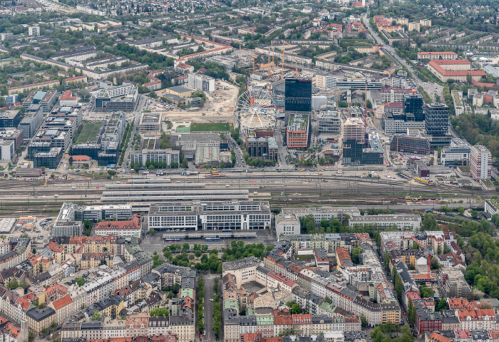 Luftbild aus Zeppelin: Au-Haidhausen mit dem Franzosenviertel (unten), Ostbahnhof, Berg am Laim mit der Friedenstraße und dem Werksviertel München