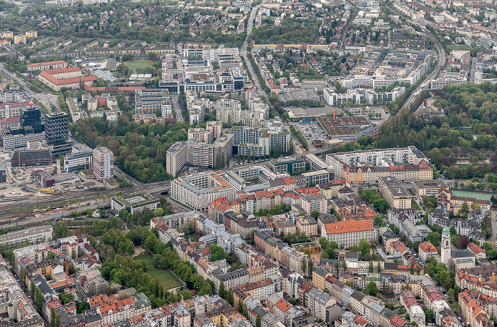 Luftbild aus Zeppelin: Au-Haidhausen mit dem Franzosenviertel (unten), Berg am Laim mit dem Werksviertel, Ramersdorf-Perlach mit dem Kustermannpark, Balanstraße und V-Markt (rechts oben) München