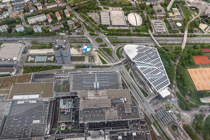 Luftbild aus Zeppelin: Milbertshofen-Am Hart / Schwabing-West (oben) München