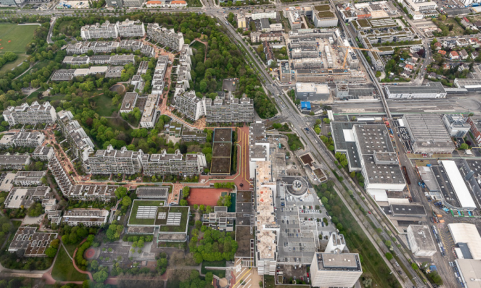 Luftbild aus Zeppelin: Milbertshofen-Am Hart - Olympisches Dorf, Lerchenauer Straße, BMW-Werkshallen München