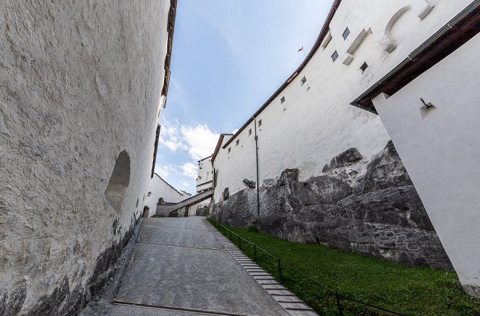 Salzburg Festung Hohensalzburg: Aufgang nächst dem Schlangengang, Altes Zeughaus (links)