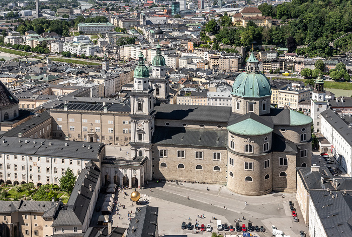 Blick von der Festung Hohensalzburg: Altstadt mit DomQuartier Salzburg, Domplatz, Salzburger Dom und Kapitelplatz Salzburg 2022