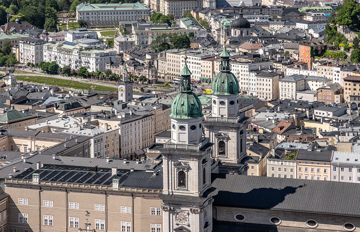 Blick von der Festung Hohensalzburg: Altstadt mit den Türmen des Salzburger Doms Rathaus Salzburg Schloss Mirabell