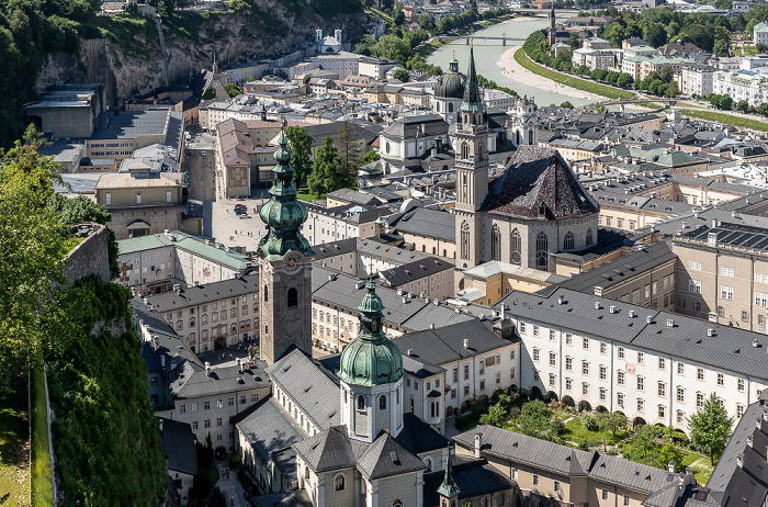 Salzburg Blick von der Festung Hohensalzburg: Altstadt - Erzabtei Sankt Peter mit der Stiftskirche Sankt Peter und dem Konventhof Franziskanerkirche Kollegienkirche