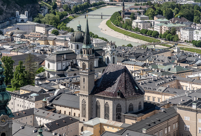 Salzburg Blick von der Festung Hohensalzburg: Altstadt mit Franziskanerkirche (vorne) und Kollegienkirche Eisenbahnbrücke Marko-Feingold-Steg Markuskirche Müllnersteg