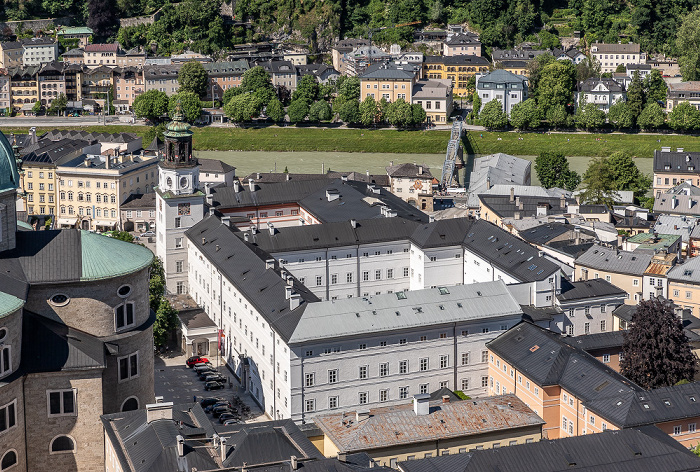 Salzburg Blick von der Festung Hohensalzburg: Altstadt mit der Neuen Residenz und dem Glockenspielturm Mozartsteg