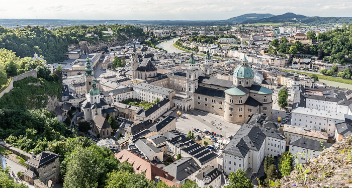Blick von der Festung Hohensalzburg: Mönchsberg, Altstadt, Salzach und Kapuzinerberg Salzburg 2022