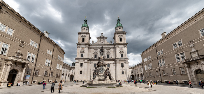 Altstadt: Domplatz, Mariensäule, Salzburger Dom Alte Residenz