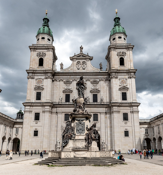 Altstadt: Domplatz, Mariensäule, Salzburger Dom