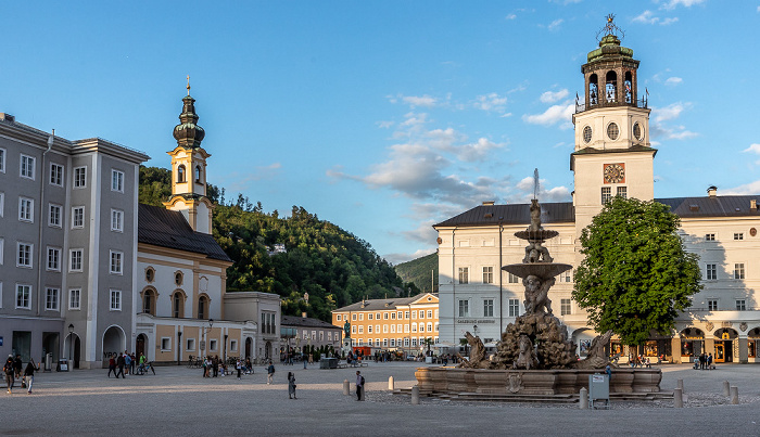 Salzburg Altstadt: Residenzplatz mit Residenzbrunnen Michaelskirche Neue Residenz