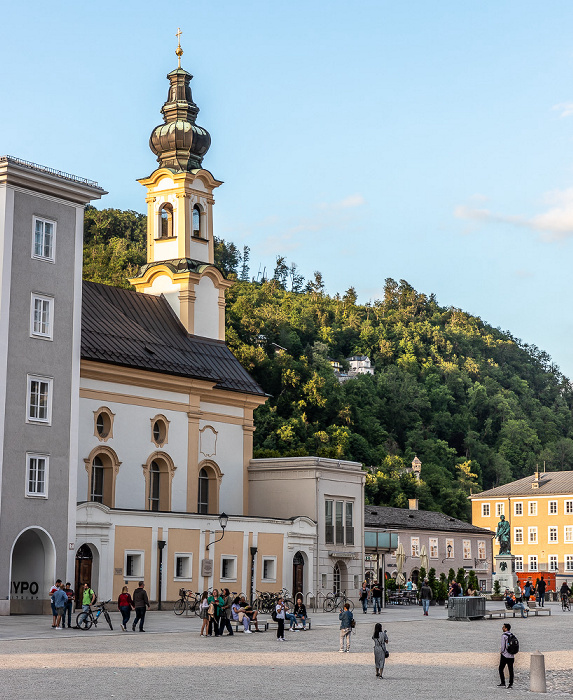 Salzburg Altstadt: Residenzplatz mit Michaelskirche
