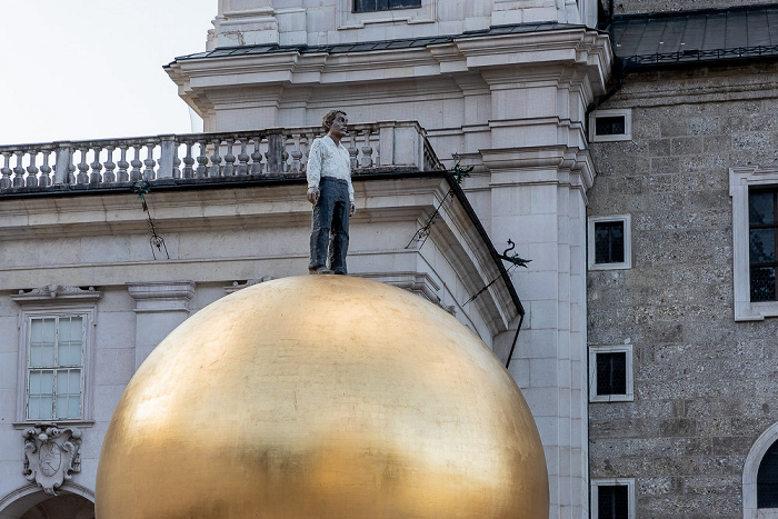 Altstadt: Kapitelplatz mit dem Kunstwerk Sphaera (Kugel mit männlicher Figur) Salzburg