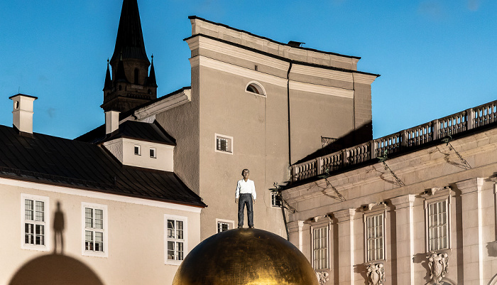 Salzburg Altstadt: Kapitelplatz mit dem Kunstwerk Sphaera (Kugel mit männlicher Figur)