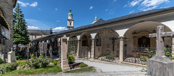 Salzburg Altstadt: Erzabtei St. Peter mit dem Petersfriedhof
