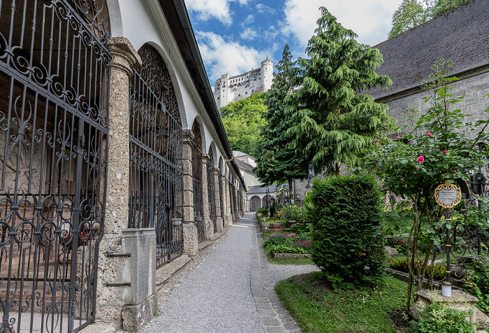 Salzburg Altstadt: Erzabtei St. Peter mit dem Petersfriedhof