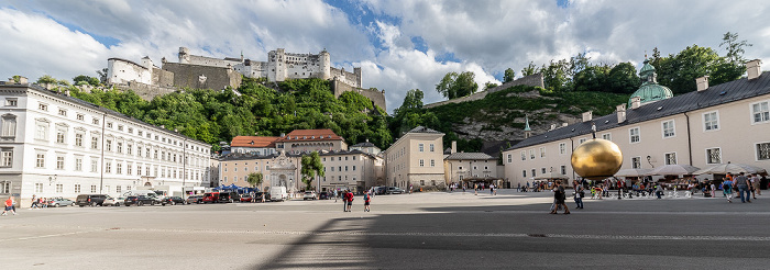 Salzburg Altstadt: Kapitelplatz Festung Hohensalzburg Kunstwerk Sphaera (Kugel mit männlicher Figur)