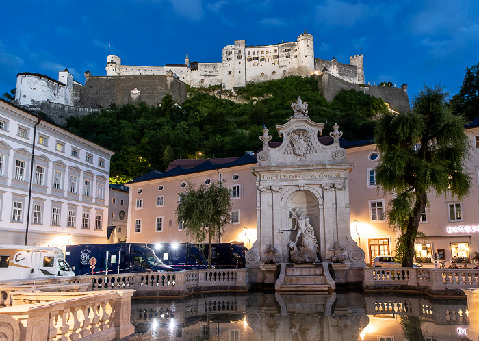 Salzburg Altstadt: Kapitelplatz mit dem Springbrunnen Kapitelschwemme Festung Hohensalzburg