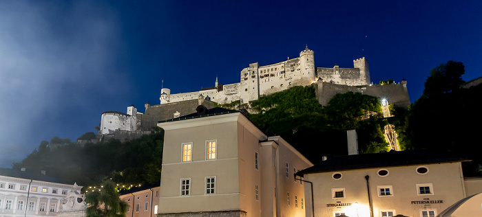 Altstadt: Blick vom Kapitelplatz auf die Festung Hohensalzburg Salzburg
