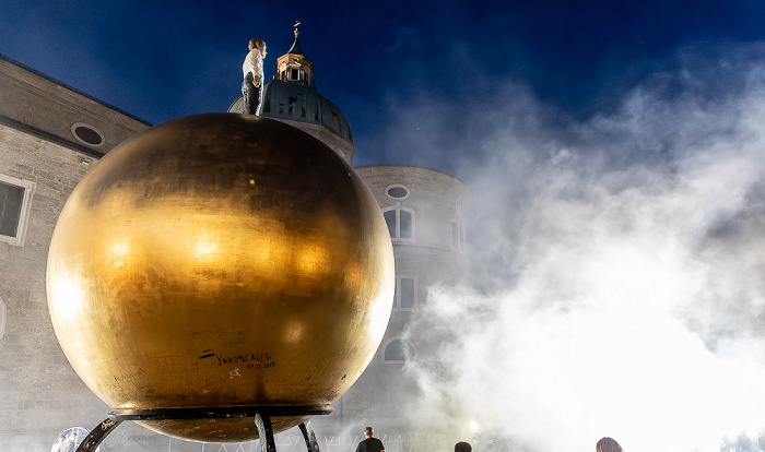 Salzburg Altstadt: Kapitelplatz mit dem Kunstwerk Sphaera (Kugel mit männlicher Figur)