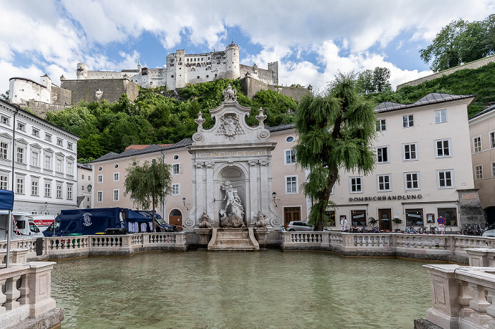 Salzburg Altstadt: Kapitelplatz mit Springbrunnen Kapitelschwemme Festung Hohensalzburg