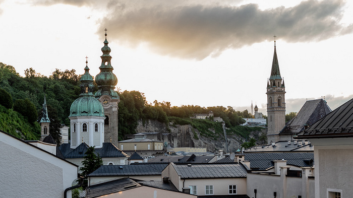 Altstadt: Stiftskirche St. Peter (links) Franziskanerkirche Salzburg 2022