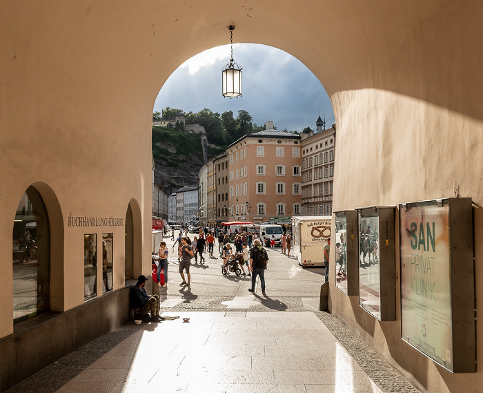 Salzburg Altstadt: Blick durch den Ritzerbogen auf den Universitätsplatz