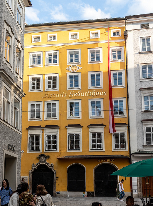 Salzburg Altstadt: Getreidegasse - Mozarts Geburtshaus