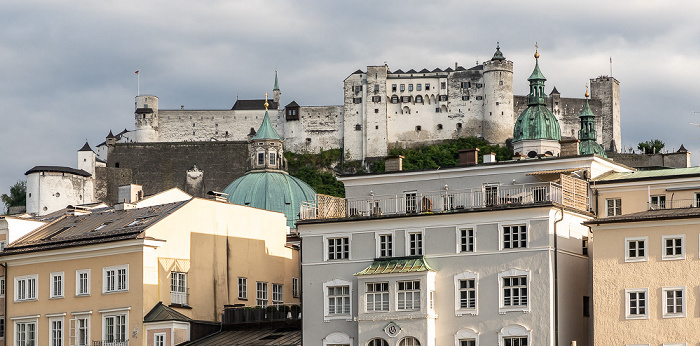 Altstadt mit Kuppel und Türmen des Salzburger Doms, Festung Hohensalzburg
