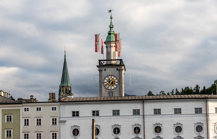 Altstadt mit den Türmen von Rathaus Salzburg (vorne) und Franziskanerkirche