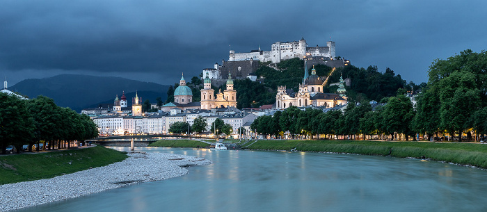 Salzburg Blick vom Müllnersteg: Salzach, Altstadt