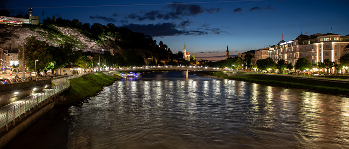 Blick von der Staatsbrücke: Mönchsberg, Salzach mit dem Marko-Feingold-Steg Salzburg