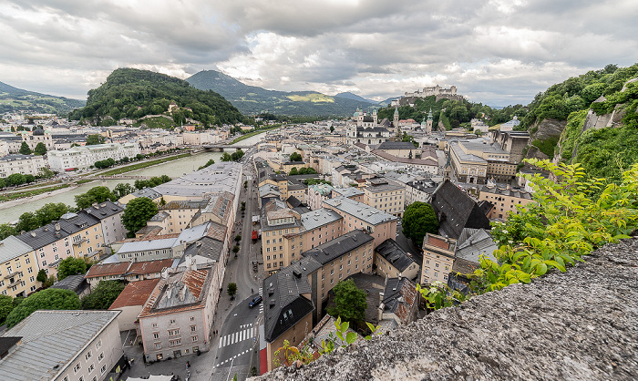 Salzburg Blick vom Mönchsberg: Altstadt, Salzach, Kapuzinerberg Festung Hohensalzburg