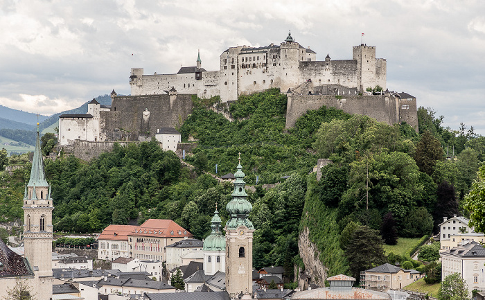 Salzburg Blick vom Mönchsberg: Festung Hohensalzburg Altstadt Franziskanerkirche Stiftskirche St. Peter