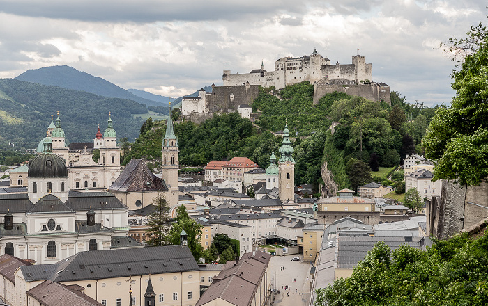 Blick vom Mönchsberg: Altstadt mit Kollegienkirche, Salzburger Dom, Franziskanerkirche und Stiftskirche St. Peter Festung Hohensalzburg