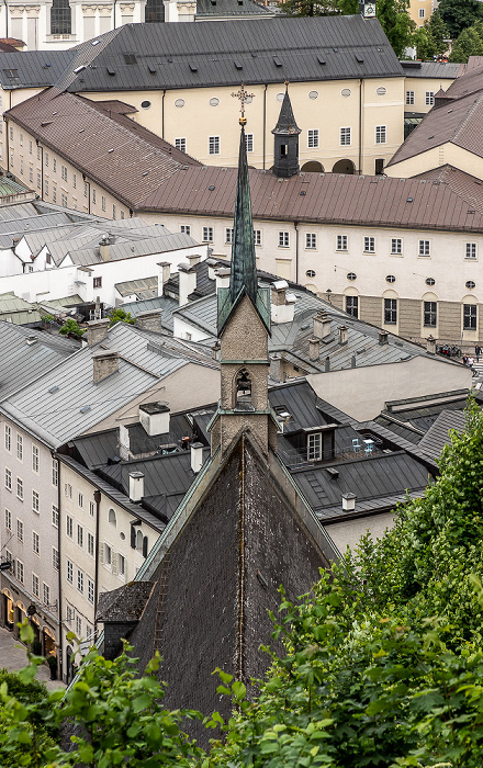 Blick vom Mönchsberg: Altstadt mit Bürgerspitalkirche Salzburg