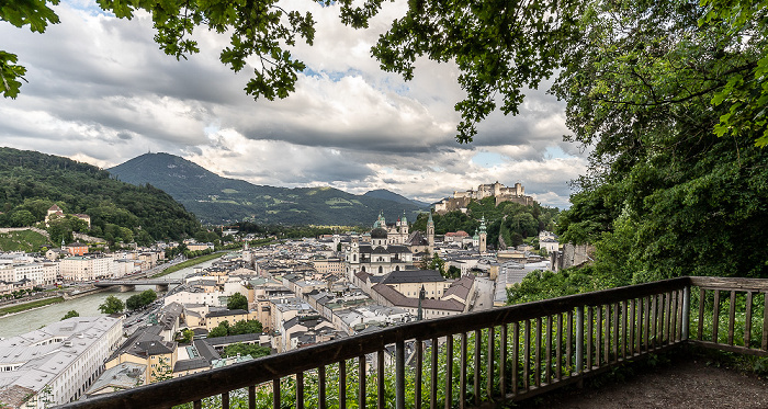 Salzburg Blick vom Mönchsberg: Kapuzinerberg, Salzach, Altstadt und Festung Hohensalzburg Gaisberg
