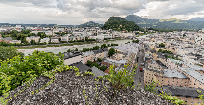Blick vom Mönchsberg: Altstadt, Salzach, Kapuzinerberg Salzburg