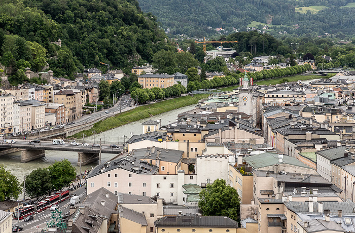 Blick vom Mönchsberg: Salzach, Altstadt mit Staatsbrücke und Rathaus Salzburg