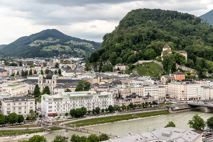 Salzburg Blick vom Mönchsberg: Salzach, Altstadt mit Dreifaltigkeitskirche Heuberg Kapuzinerberg Marko-Feingold-Steg Staatsbrücke